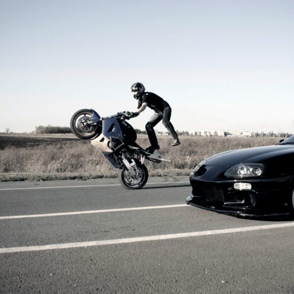 Conduite acrobatique en moto