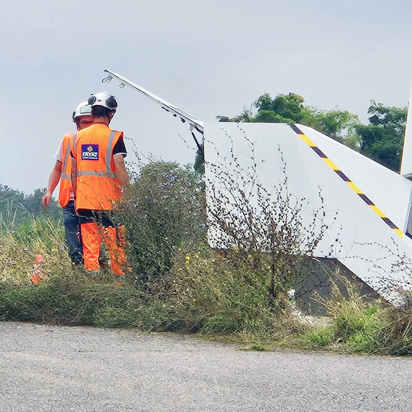 technicien Fayat installant un radar autonome